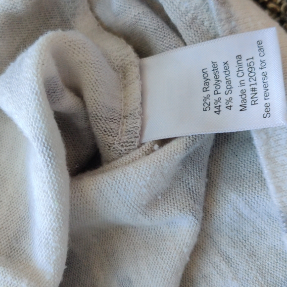 ✨ 5/$20 Lightweight hooded sweater - Picture 3 of 3